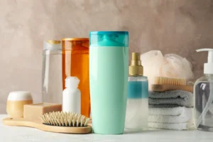 Verschiedene Haarpflegeprodukte für die Reinigung und Pflege eines Haarsystems.